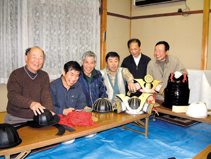 “６人の侍”いざ武者行列へ　手づくり甲冑で参加