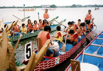 力いっぱい沖合へ　 親子で「カヌー教室」