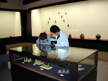 造形美あふれる作品54点を展示「愛荘町の技  陶芸展」