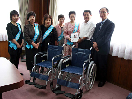 チャリティーバザーの収益金から 医療センターに車いす10台