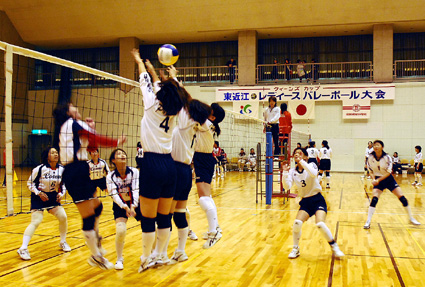 コートいっぱいに女性パワー 能登川とＳＡＳＵＫＥが優勝