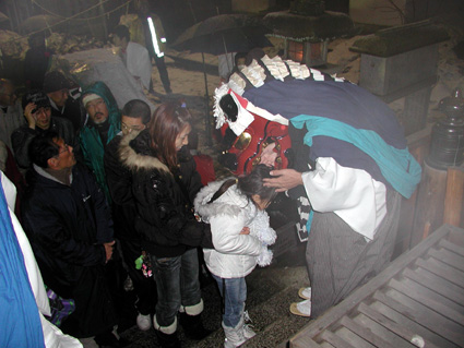 初もうで客ら300人かたずのむ 加藤菊太夫組 「女形の道中」