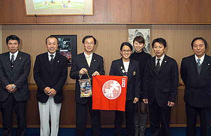 日本の正月楽しむ ペルー人女性来市