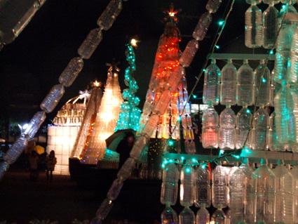 星空にも負けない輝き ペットボトル １万本点灯中