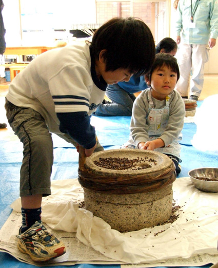 「重いよー」石臼でそば粉ひき