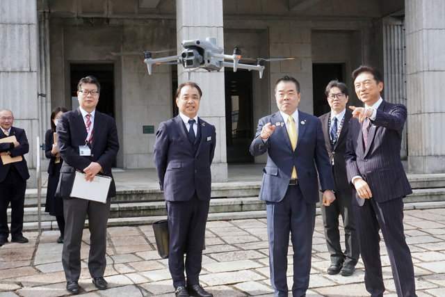 滋賀特機が県にドローンなど寄贈