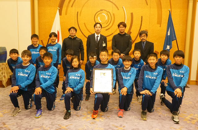 サッカー「アッズーロ」全国大会ベスト4入りを報告