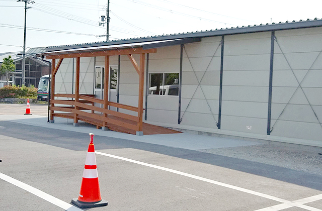 日野町新型コロナワクチン集団接種 待合スペースに近江鉄道バスを活用