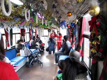 クリスマスシーズンにあわせ 信楽高原鉄道でサンタ列車