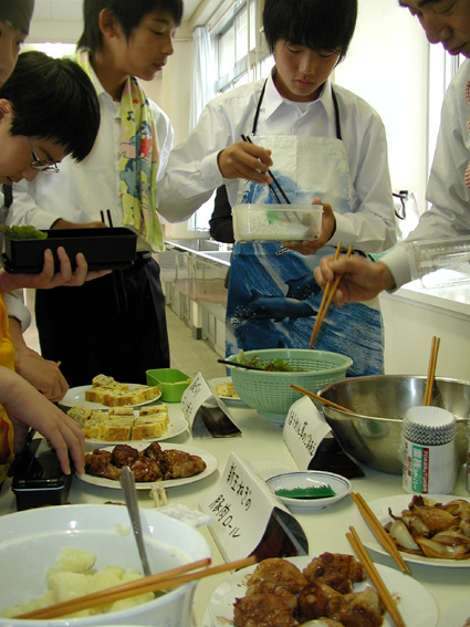 栗東の中学で早朝実習 弁当づくりで親孝行