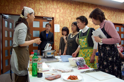 東日本大震災　買って、食べて、支える 福島県の物産品展と軽トラ市
