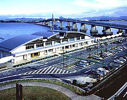 湖魚のおいしさ知って！びわ湖大橋米プラザで宣伝販売