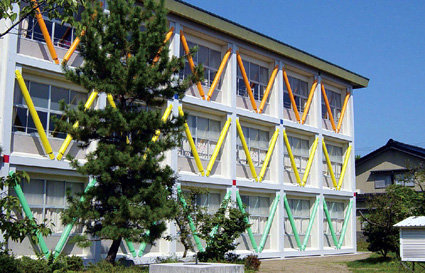 美観と耐食性に優れた耐震補強 県内初、栗東市立治田西小で施工