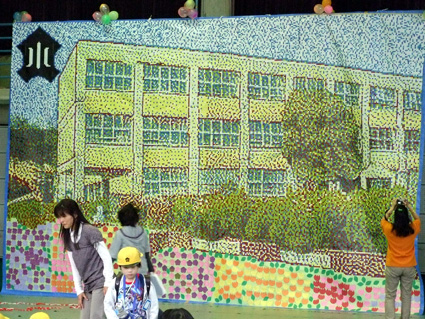 湖南市立菩提寺小学校の児童ら 学び舎を巨大モザイクアートに