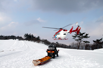 生田病院と箱館山スキー場 医療ヘリ搬送訓練