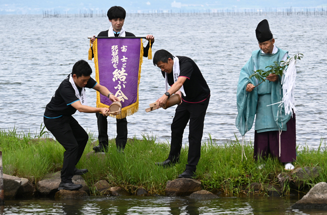富士山頂の「銀明水」びわ湖にお水返し