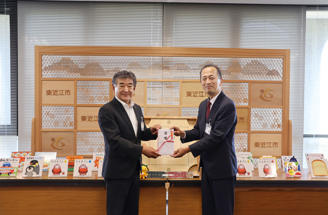 大阪ガスから東近江市へ「カロム」1セットと幼児用絵本を寄贈