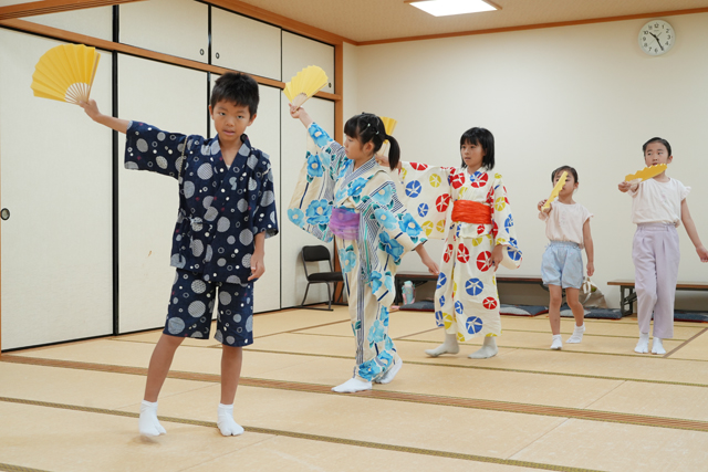 謡や仕舞に挑戦　能楽体験で日本の心を学ぶ