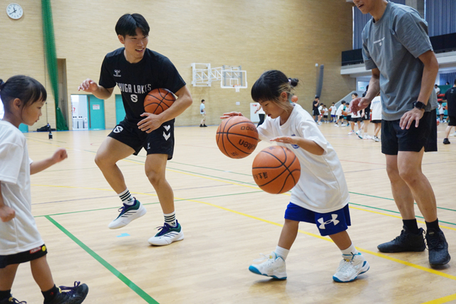 東近江市ミニバス児童にレイクス選手が直接指導
