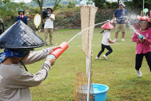炎天下の水鉄砲合戦で夏の涼