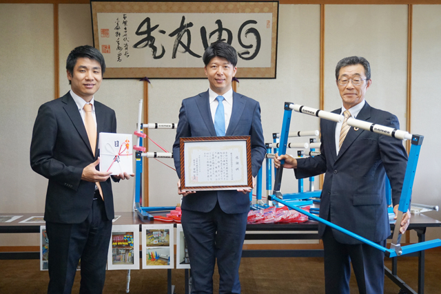 伊藤佑ホールディングスが日野町へ学校図書とスポーツ用品寄贈