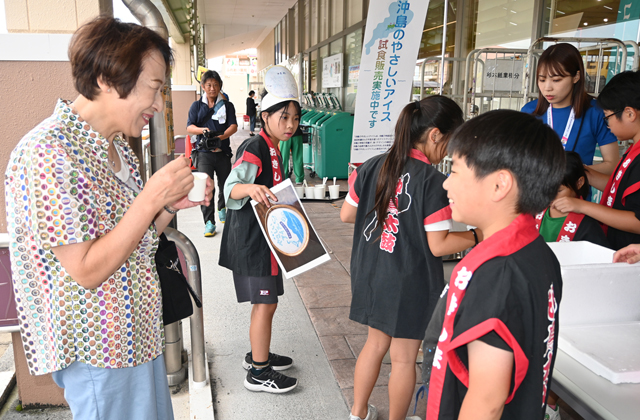 コープしが・もりやま店で沖島小児童が販売体験学習