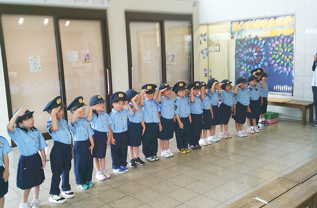 ながら運転しないでね ジュニアポリスが八日市駅で啓発