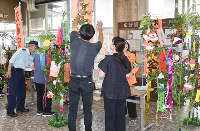 願いを短冊に「交通安全七夕飾り」