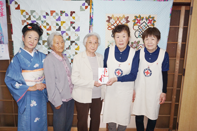 「みんなの幸せ、何かの役に立てば」4姉妹が売上金一部を寄付