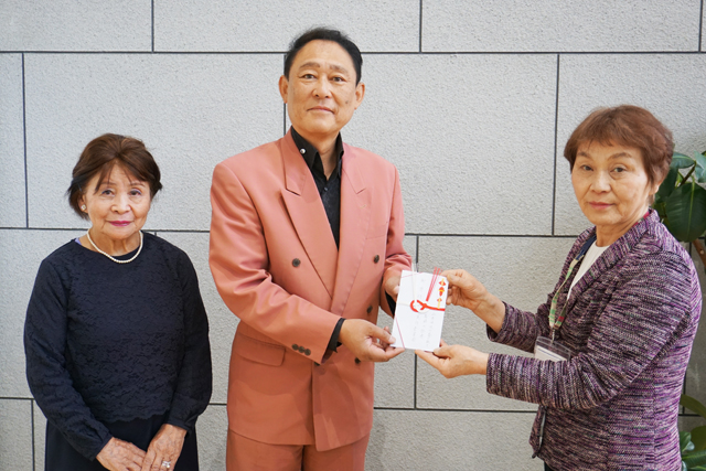 市在住歌手の山本慎也さん コンサート収益金12万円を寄付