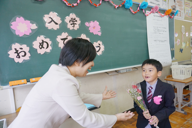 奥田工務店が新1年生に入学祝い贈る