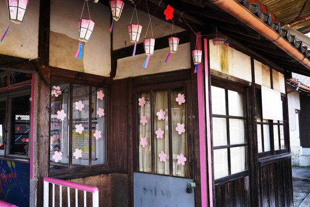 近江鉄道桜川駅 春のよそおいで歓迎