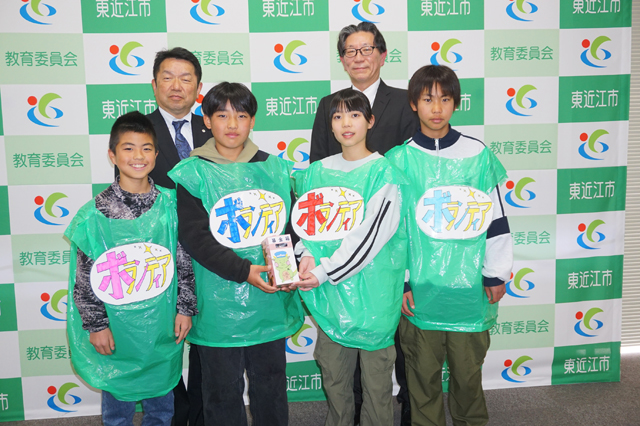 八日市北小の児童が義援金