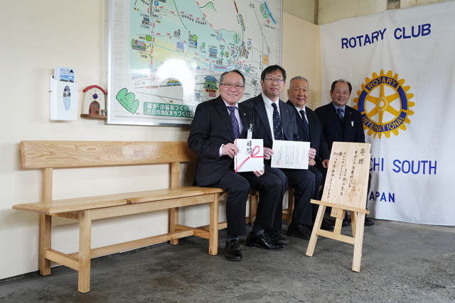 新八日市駅舎に木造ベンチ設置