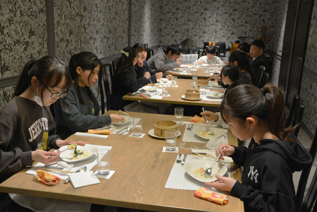 児童育てた野菜で料理教室 交流20年　プロの味堪能