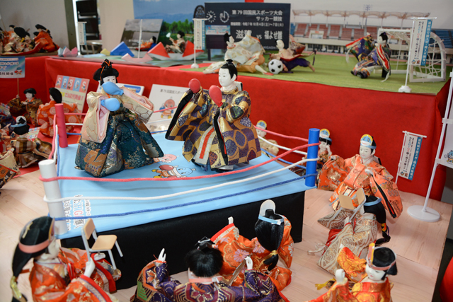 福と笑い誘う福よせ雛