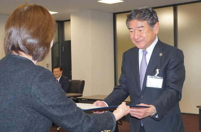 小椋市長に当選証書　東近江市長選挙