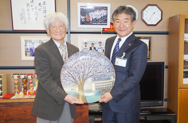 東近江市庁舎と満開の桜、優美に表現