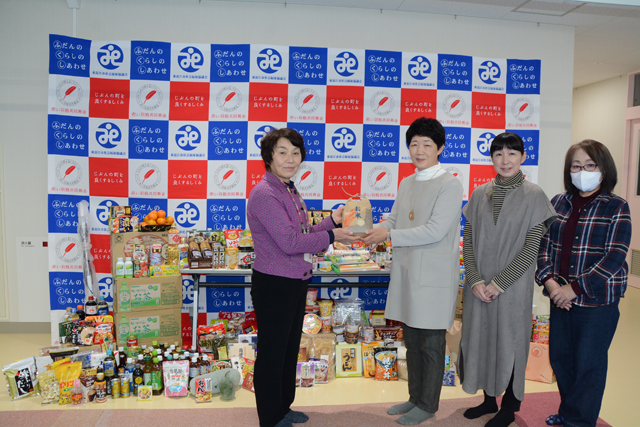 生活困窮者の支援に食料品など物資を寄贈