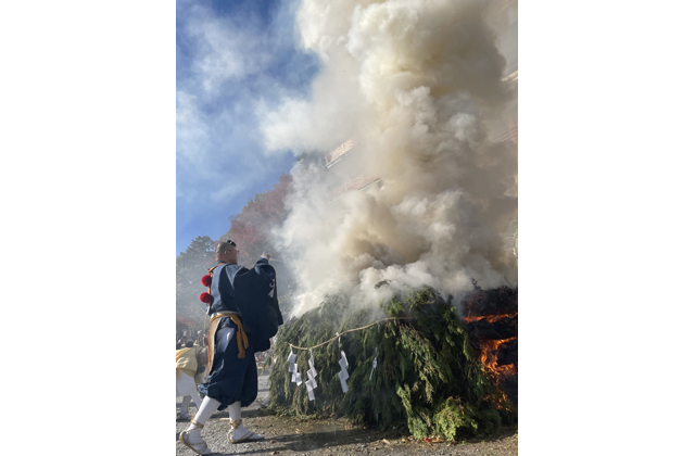 無病息災、心願成就 神煙に手を合わせ