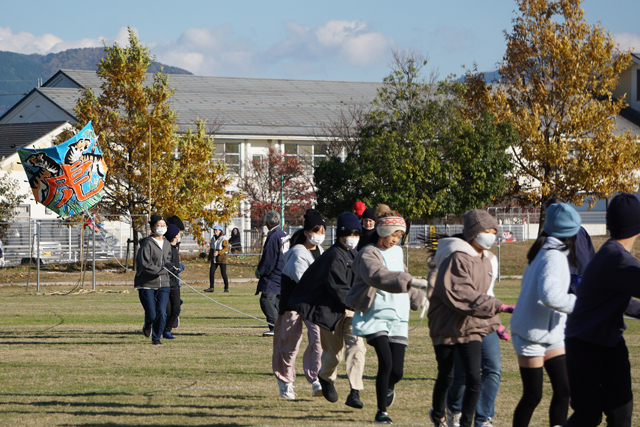 児童の思いのせて大空へ
