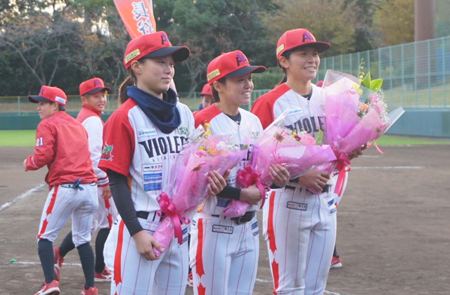女子硬式野球チーム「東近江バイオレッツ」3選手が退団セレモニー