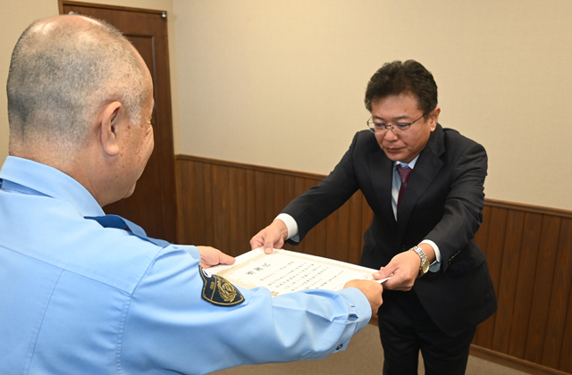 人気商品を長年提供 ロッテ滋賀工場に感謝状