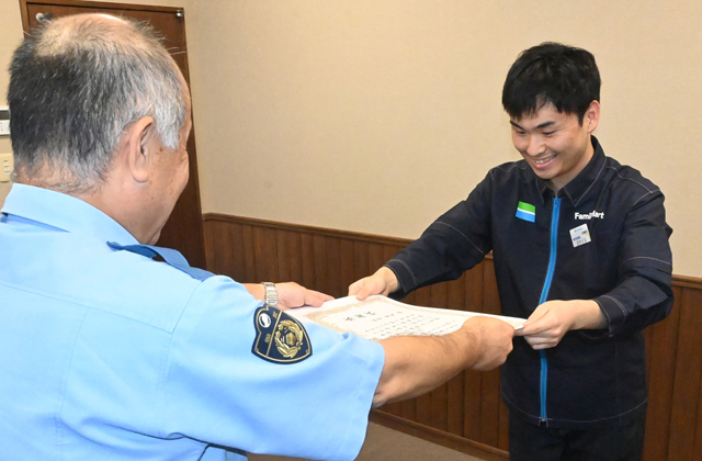 高齢男性の特殊詐欺被害を未然防止 コンビニ店員に感謝状