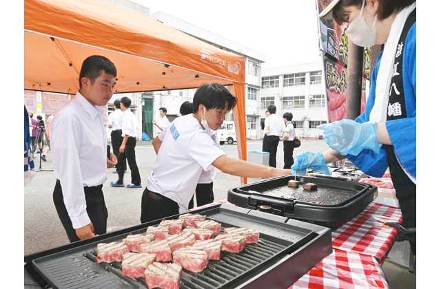 おいしい近江牛の最高ランク 八工高文化祭に試食ブース