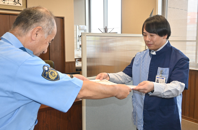特殊詐欺被害を未然に防止 辻さんに署長感謝状