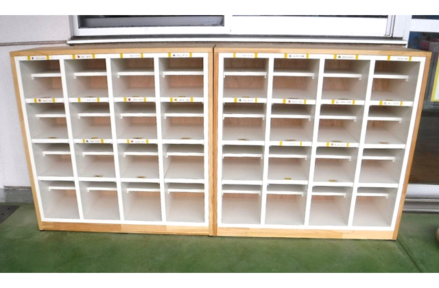 プロの技術を活かして 木目調の靴箱6台寄贈