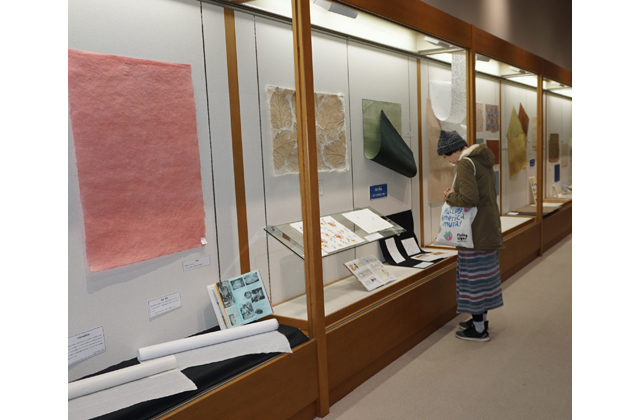 企画展「紙から広がる」国内外の41点を紹介
