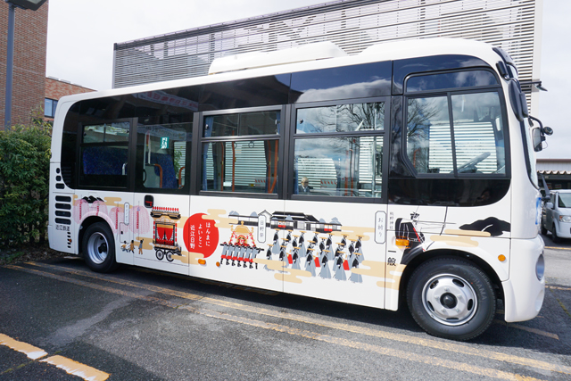 日野町営バスに新車両「祭り」をテーマにラッピング