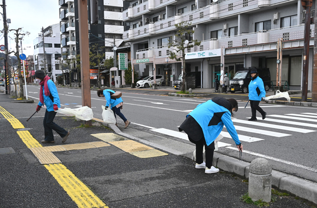 春の観光シーズンを前にゴミ拾いで街の美化に一役